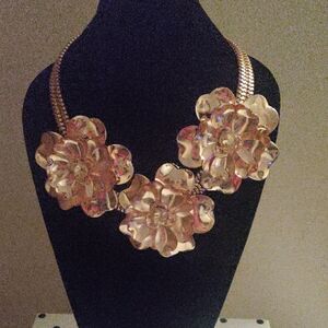 Elegant Gold Floral Necklace